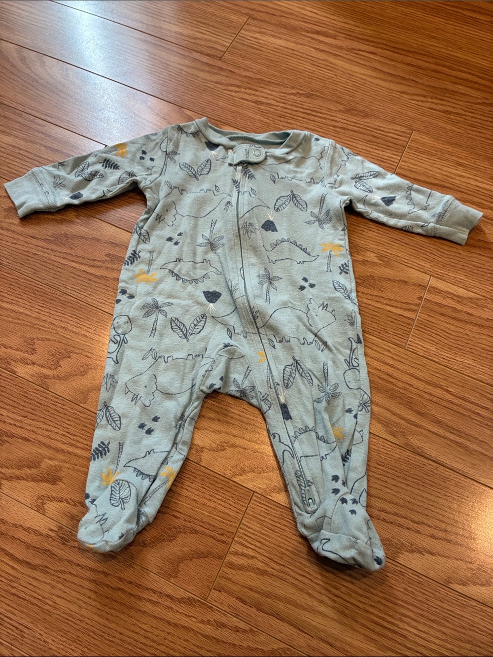 20/25$ 🧸 Baby Footed One-Piece Pajamas in Light Gray with Dino Print